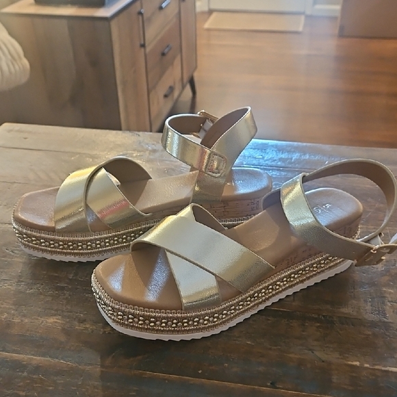 Golf Sandals With Sylish Detail - Picture 1 of 5